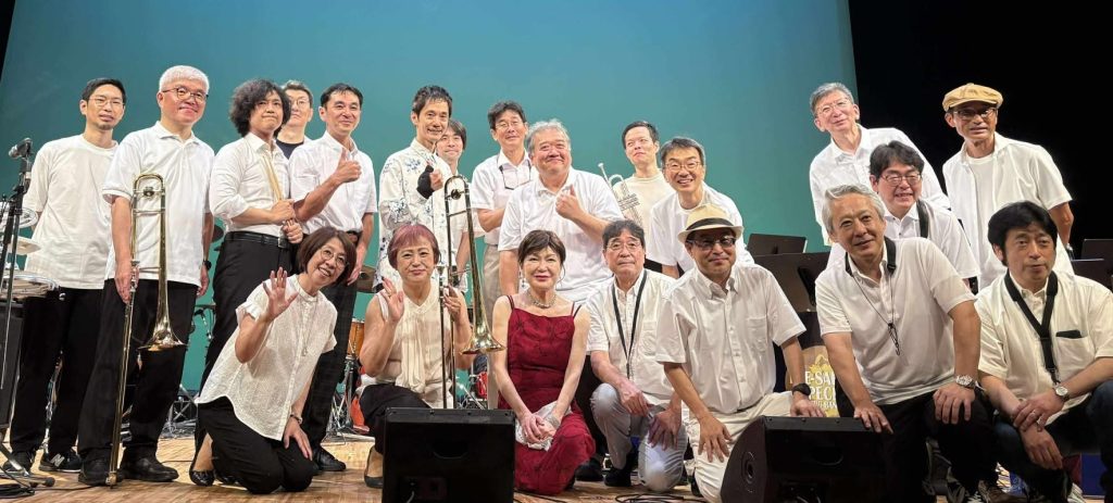 四谷区民ホールでの Lee Sarah Special Bigband 40周年ライブの集合写真