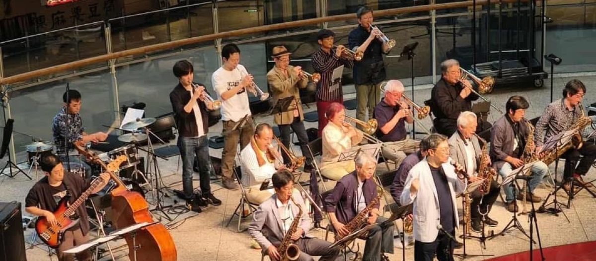 横浜ジャズプロムナード・クイーンズサークルでの Lee Sarah Special Bigband の演奏風景